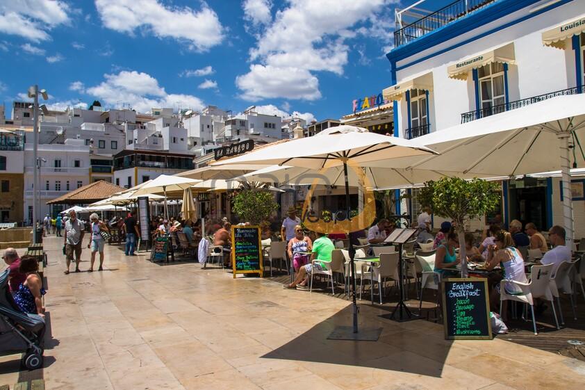 Esplanadas de restaurantes frente ao mar em Albufeira
