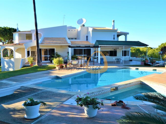 MainProperties :: Moradia isolada com 7 quartos e piscina privada numa zona calma de Vilamoura :: MP196AV