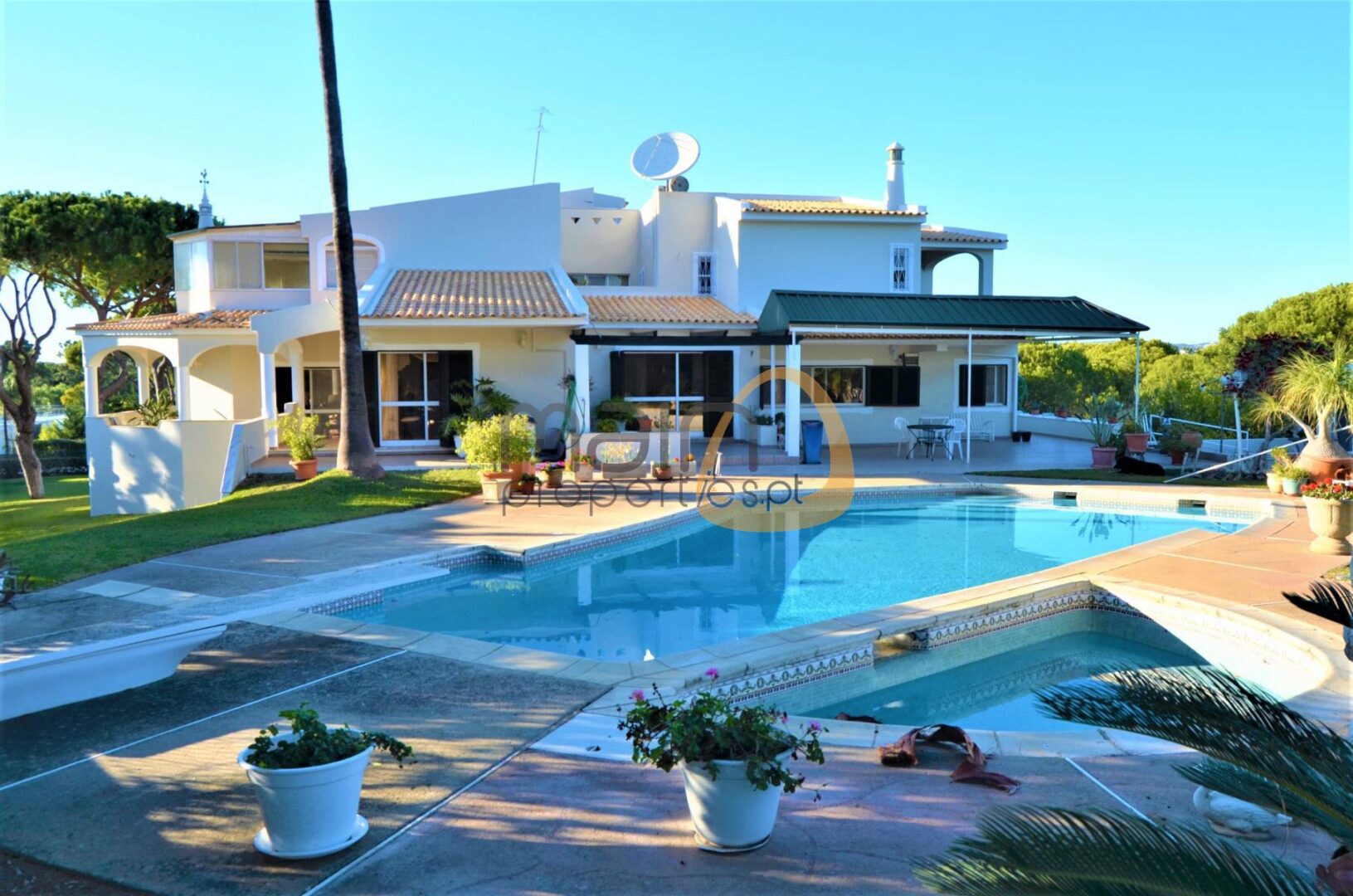 Detached villa with 7 bedrooms and private pool in a quiet area of Vilamoura