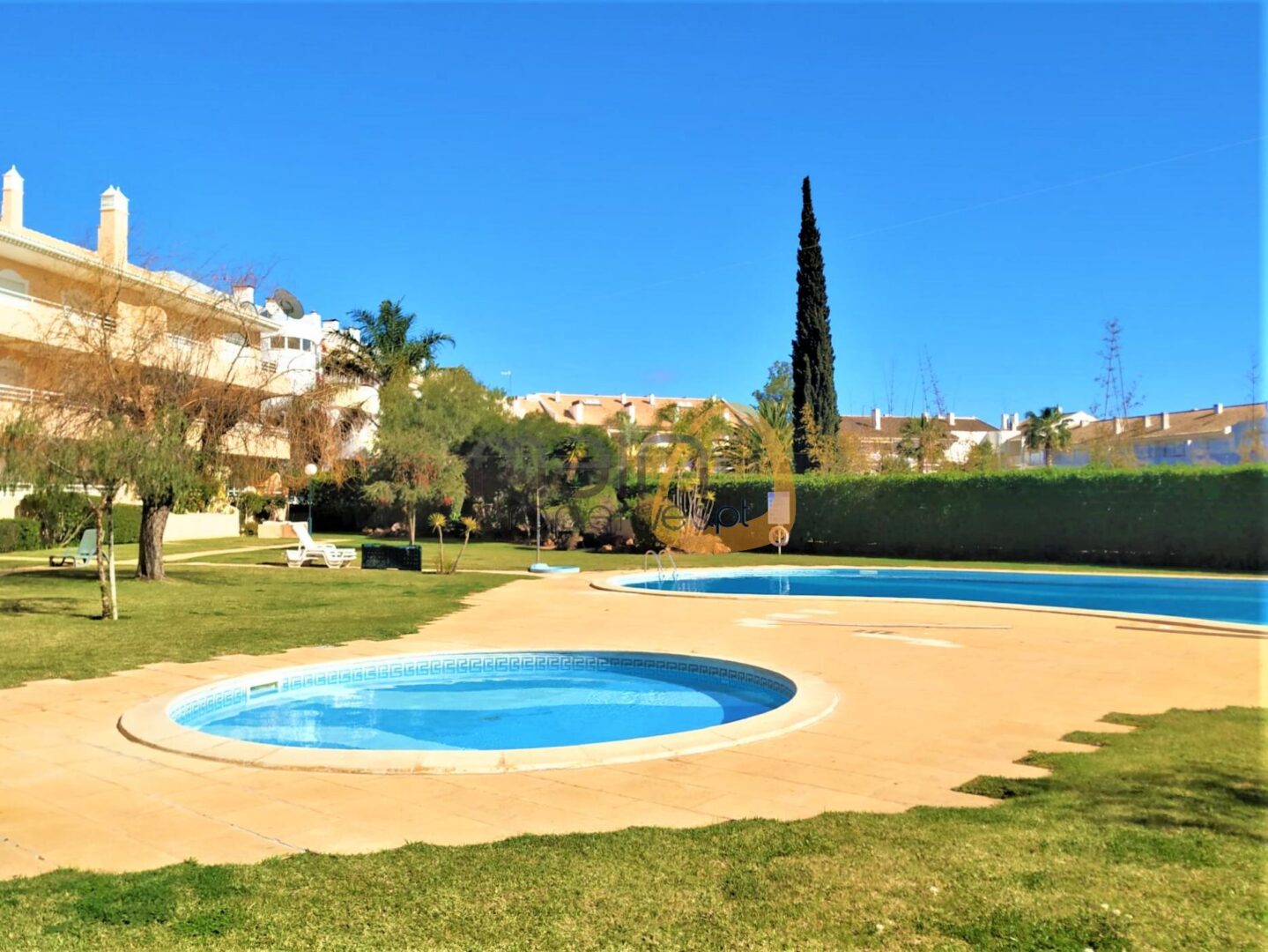 2 bedroom apartment in gated community with swimming pool near the center of Vilamoura