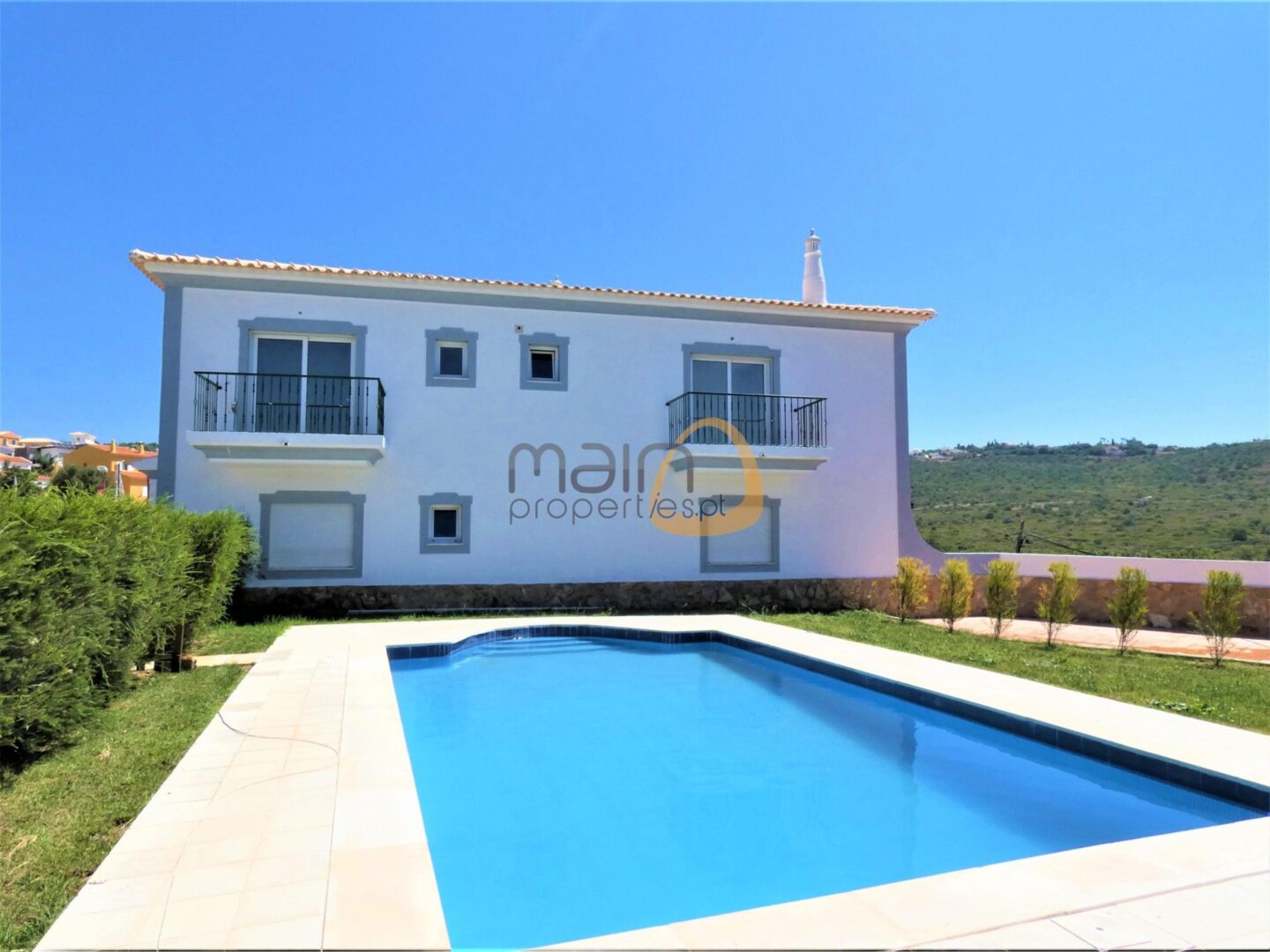 New villa with 4 bedrooms, swimming pool and garden in the urbanization of Goncinha in Loulé