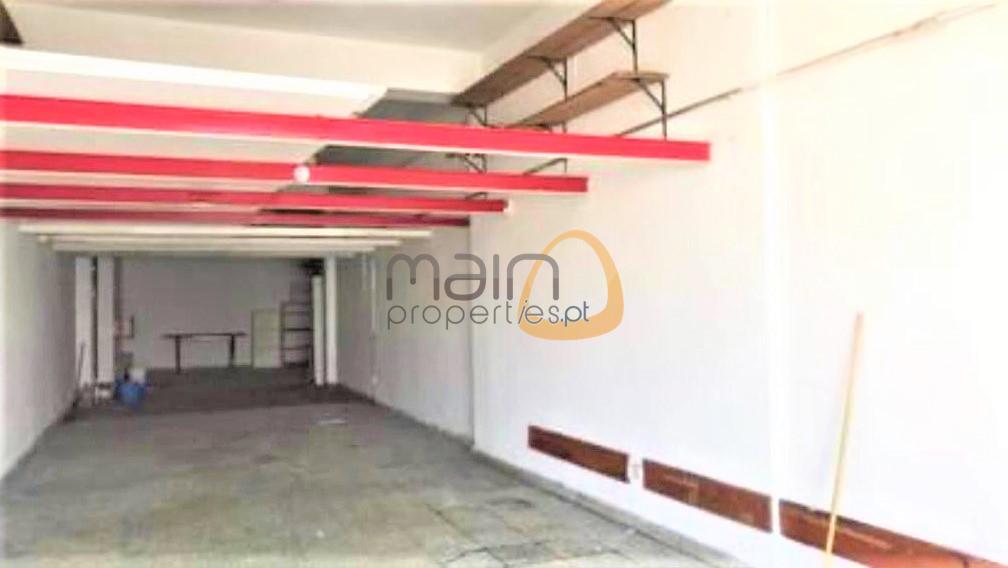 Ideal store for warehouse or services in residential area in the center of Quarteira