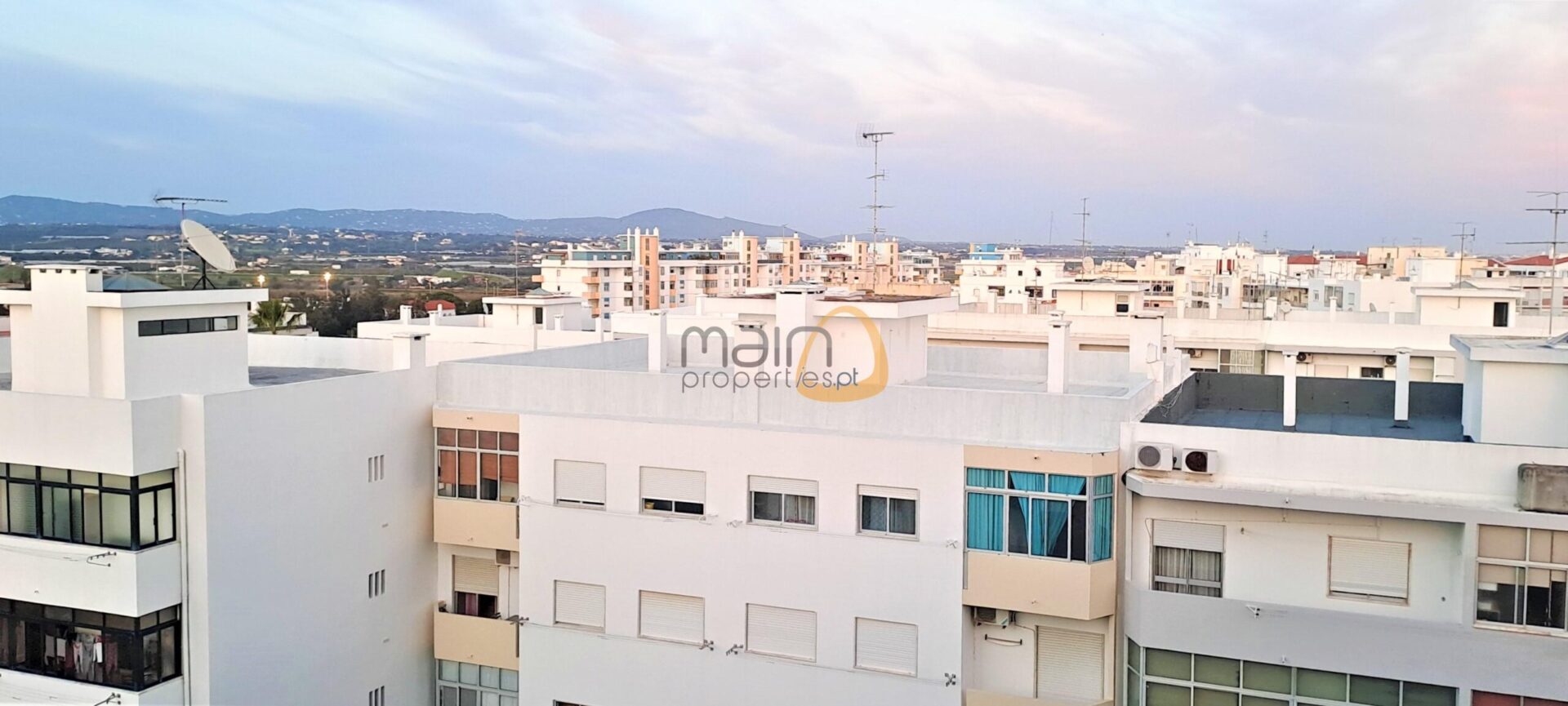 Refurbished apartment with 3 bedrooms in central area of Faro
