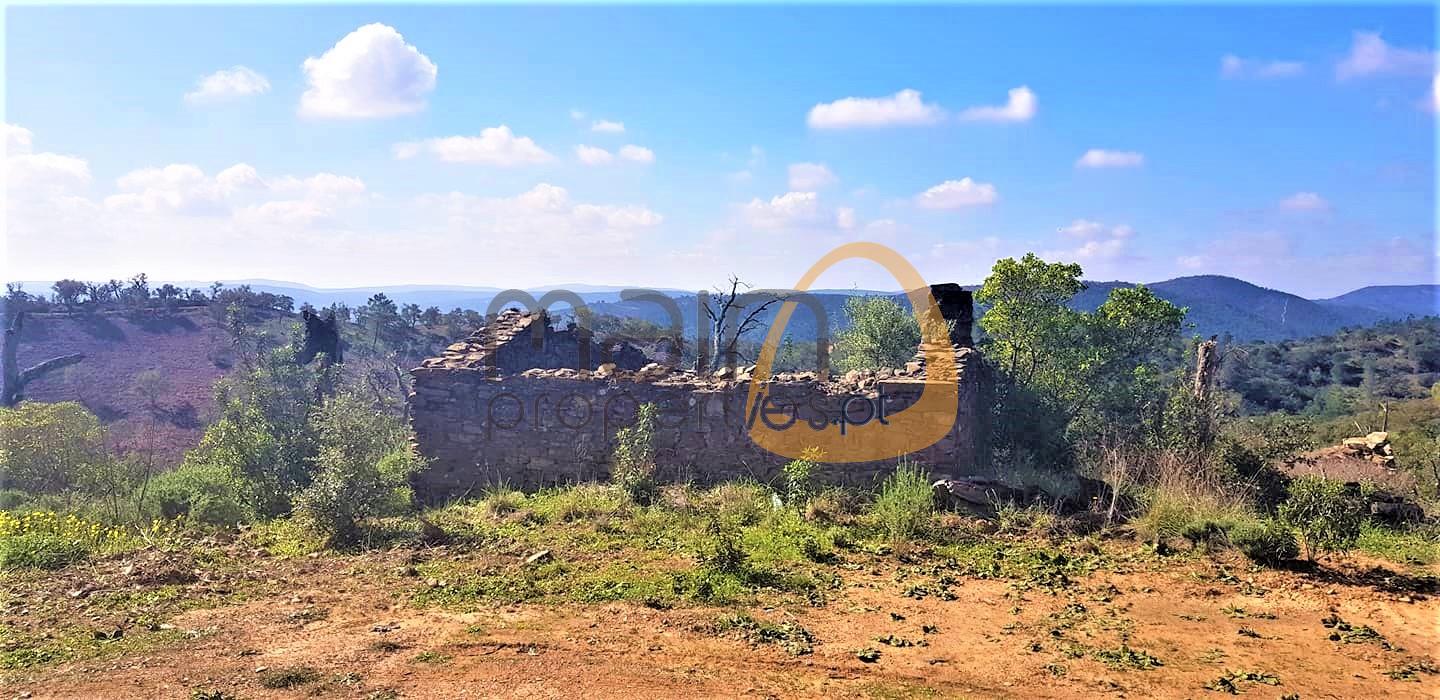 Plot of land with ruin for construction of detached villa with pool in Salir, Loulé